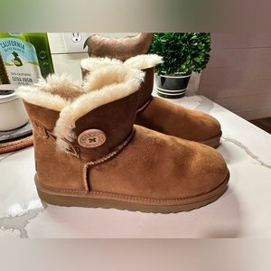UGG MINI BAILEY BUTTON BOOT - SIZE 10 - LIKE NEW